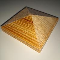Capuchon DIAMANT (Pyramide) MÉLÈZE 70*70*25 mm, non percée